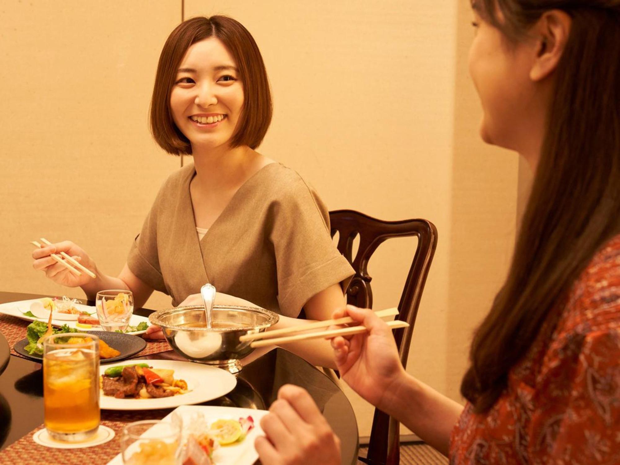 Sapporo Prince Hotel Zewnętrze zdjęcie Japanese women eating with chopsticks