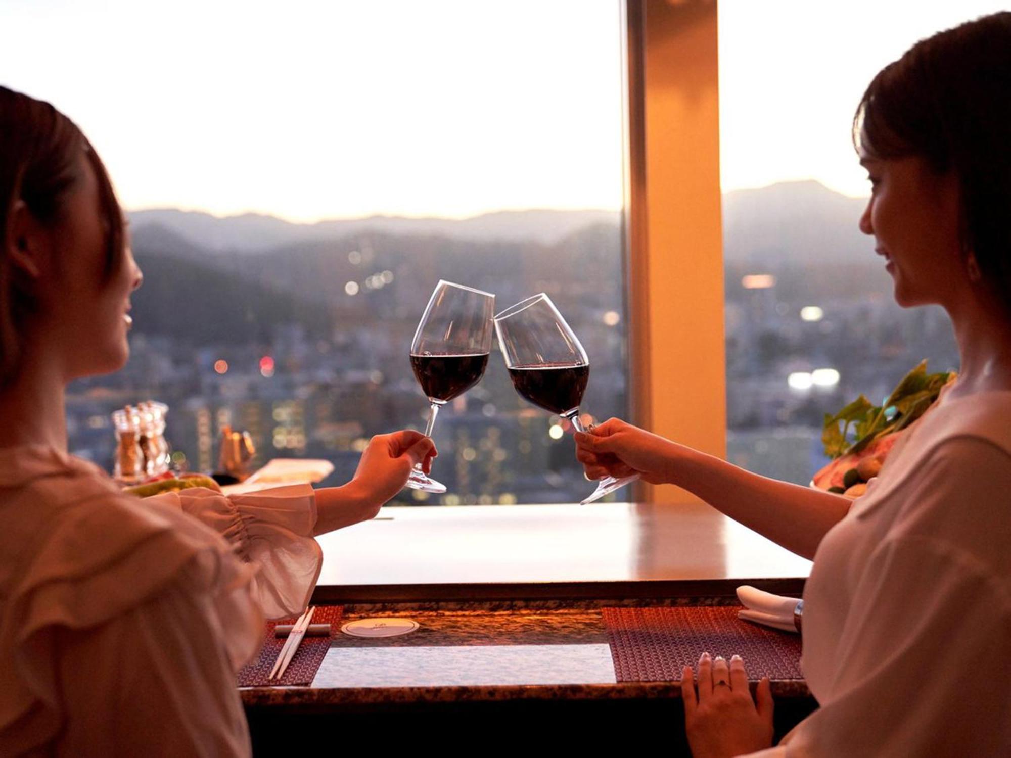 Sapporo Prince Hotel Zewnętrze zdjęcie A toast with wine