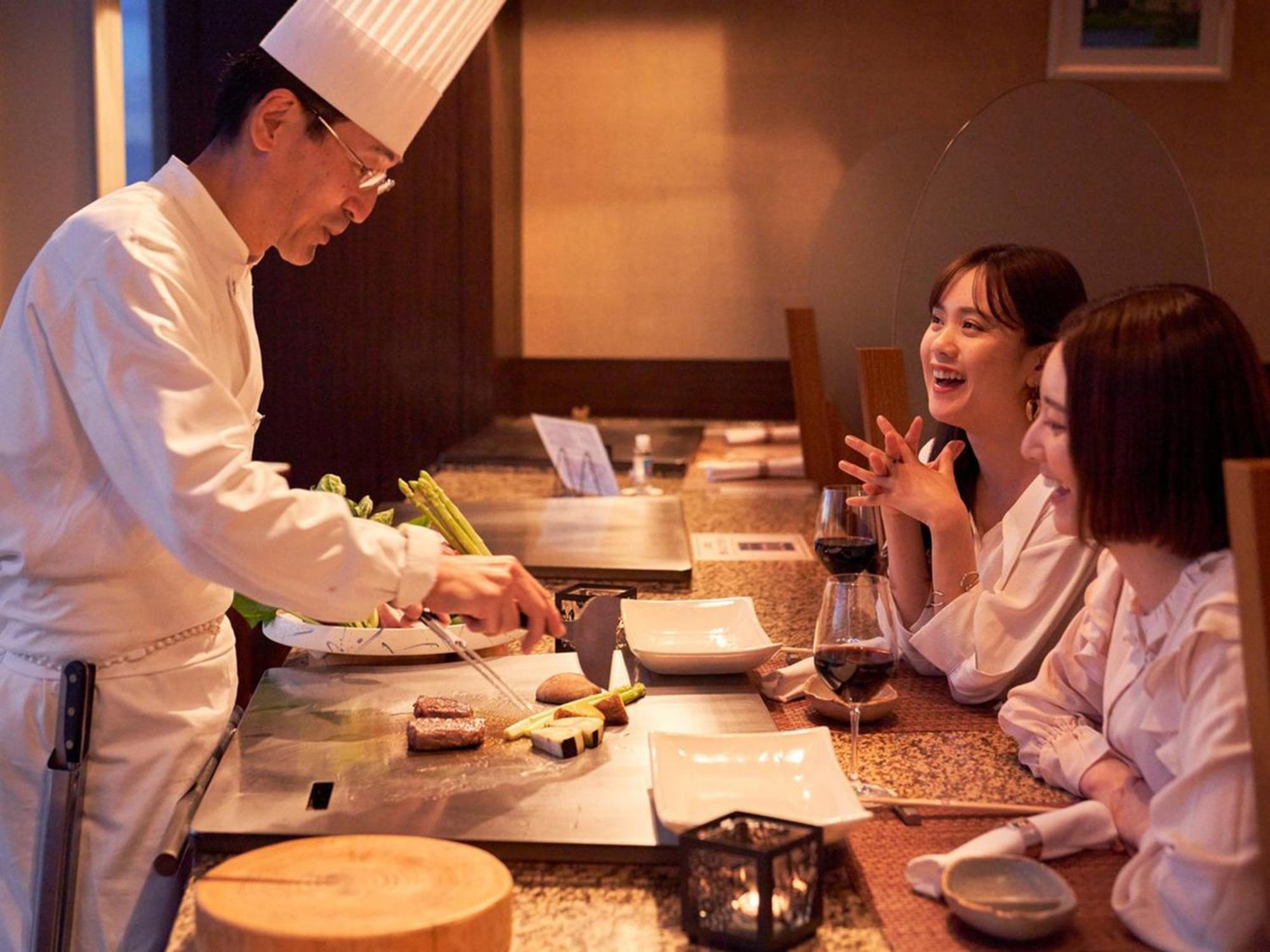 Sapporo Prince Hotel Zewnętrze zdjęcie A Japanese chef preparing sushi