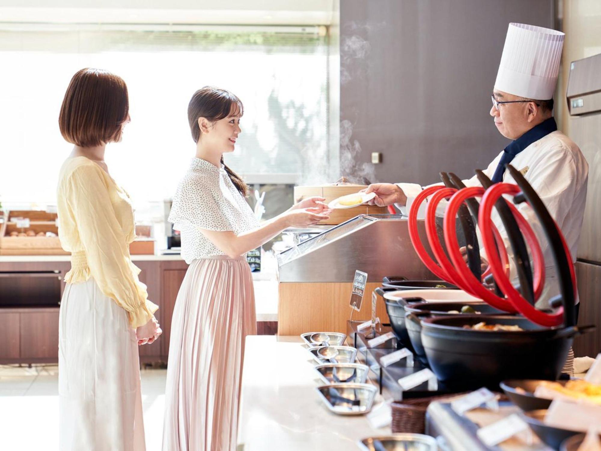 Sapporo Prince Hotel Zewnętrze zdjęcie A chef serving food to guests